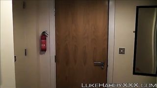 Сисястая девчонка в кожаной одежде сосет член и скачет на нем верхом