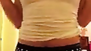 Блондинка с длинными волосами танцует стриптиз и раздевается на камеру