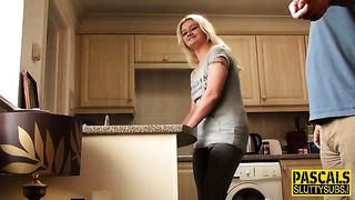 Бородатый мужик отымел зрелую сучку с пирсингом в носу в пилотку на диване