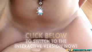 Белокурая милфа делает минет и мастурбирует хуй большими сиськами