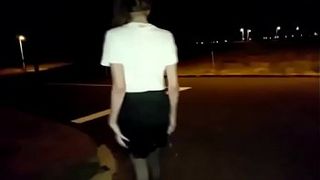 Студентка ночью на улице вставляет себе в узкое очко анальные шарики